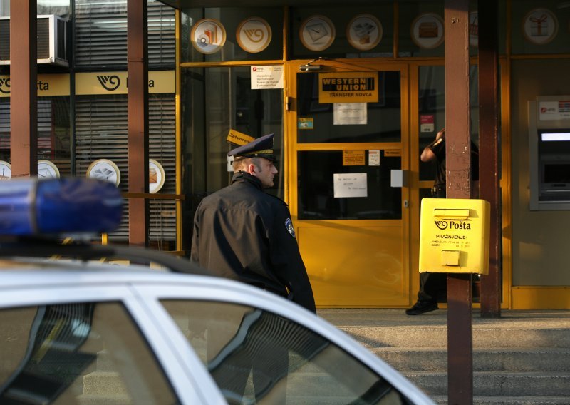 Pod okriljem nevremena opljačkane pošta i banka