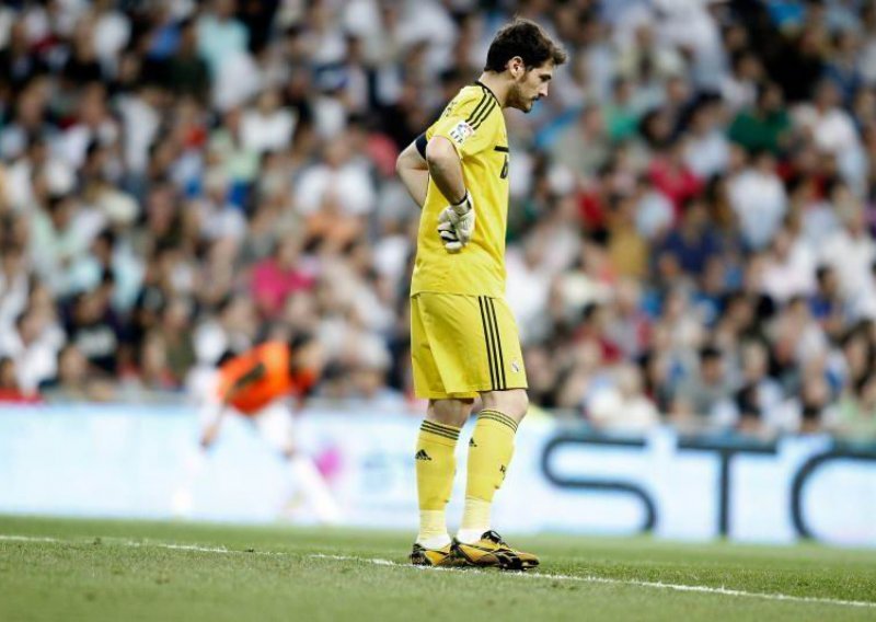 Mourinho zbog kašnjenja po džepu Casillasa