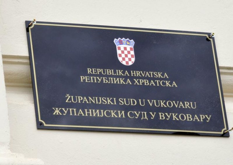 Hrvatskim zastavama prekrili dvojezične ploče u Vukovaru