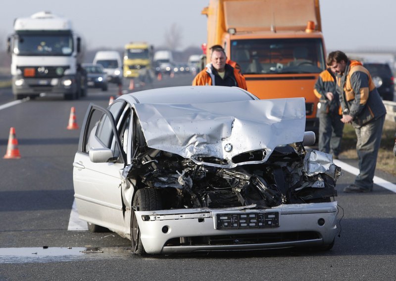 Auto i teretnjak sletjeli s obilaznice nakon sudara