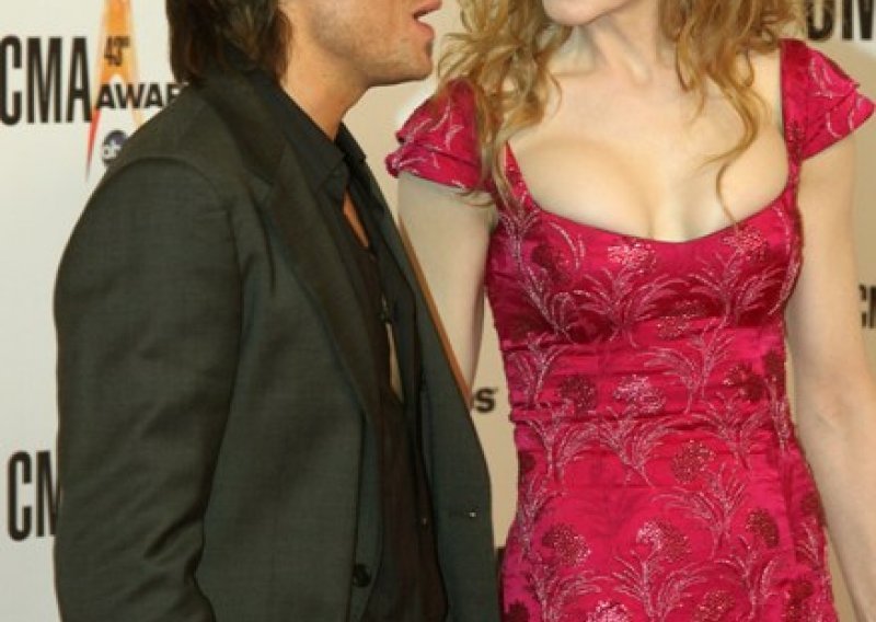 Grudi Nicole Kidman ispadale iz haljine