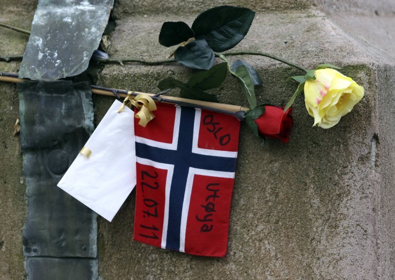 Mjesec dana nakon pokolja Norveška se sjeća 77 žrtava