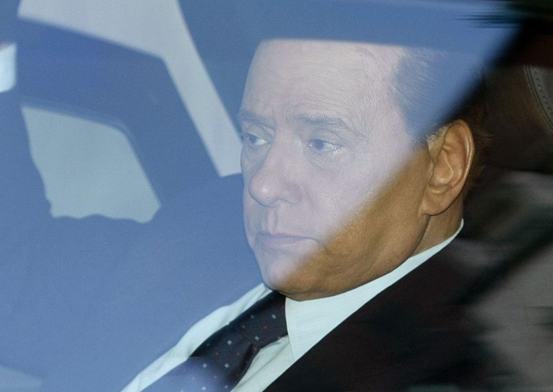 Berlusconi se čudom ukazao na sudu