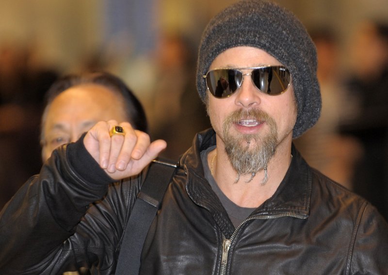 Brad Pitt bradu ukrotio sitnim perlicama