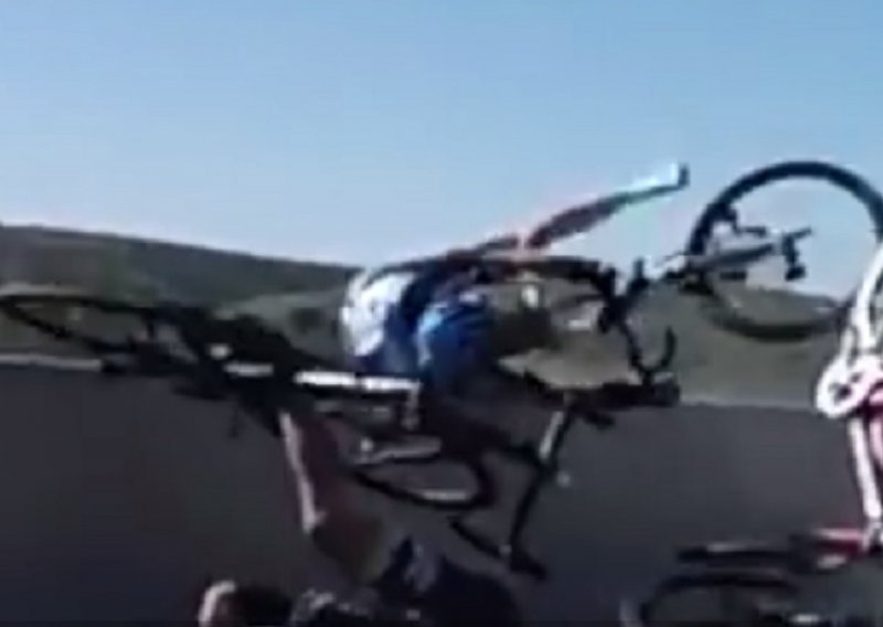 Jeziva scena: Biciklist visio iznad provalije nakon sudara!