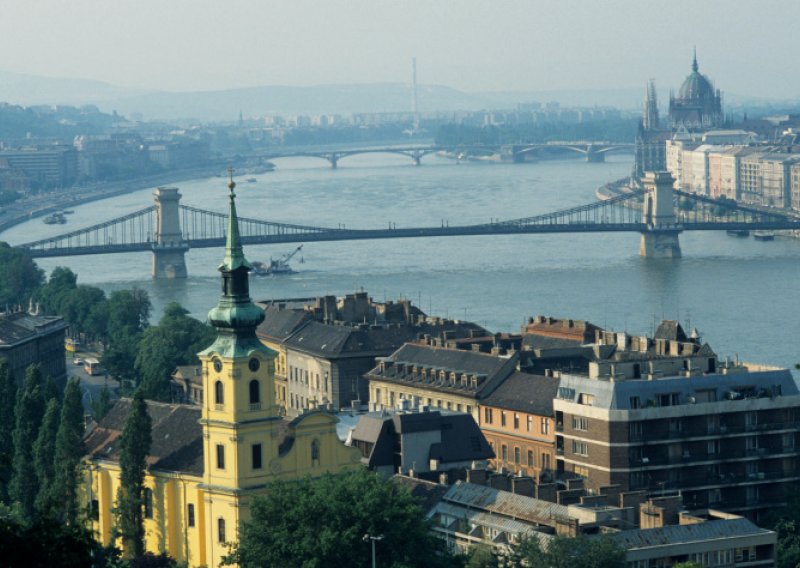 Mađarska zbog krize zatvara veleposlanstva
