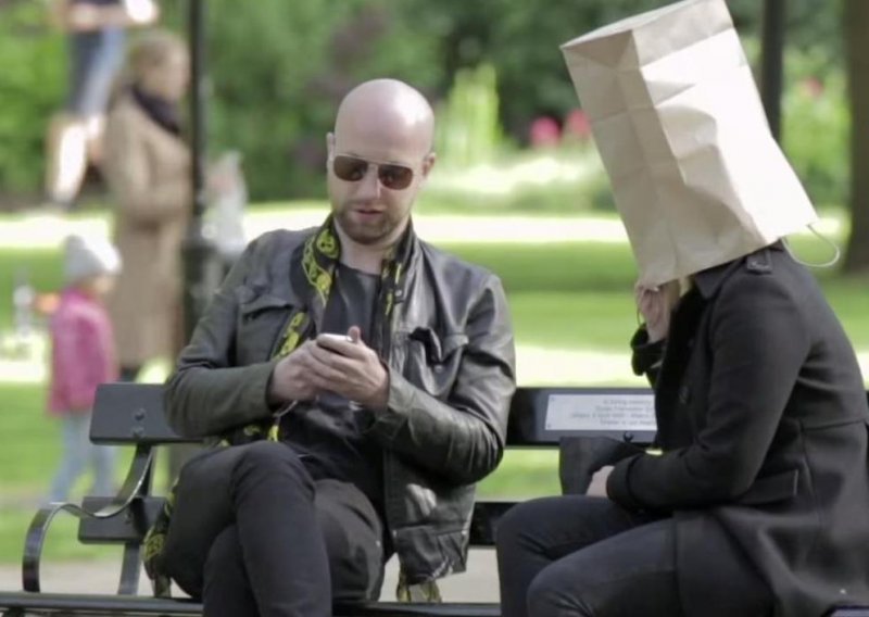 Novi trend: Speed dating s vrećicama na glavi!