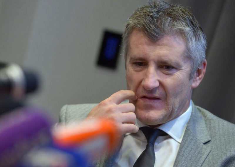 Šuker o Štimcu, Šimuniću, 'pupčanoj vrpci', huliganima...