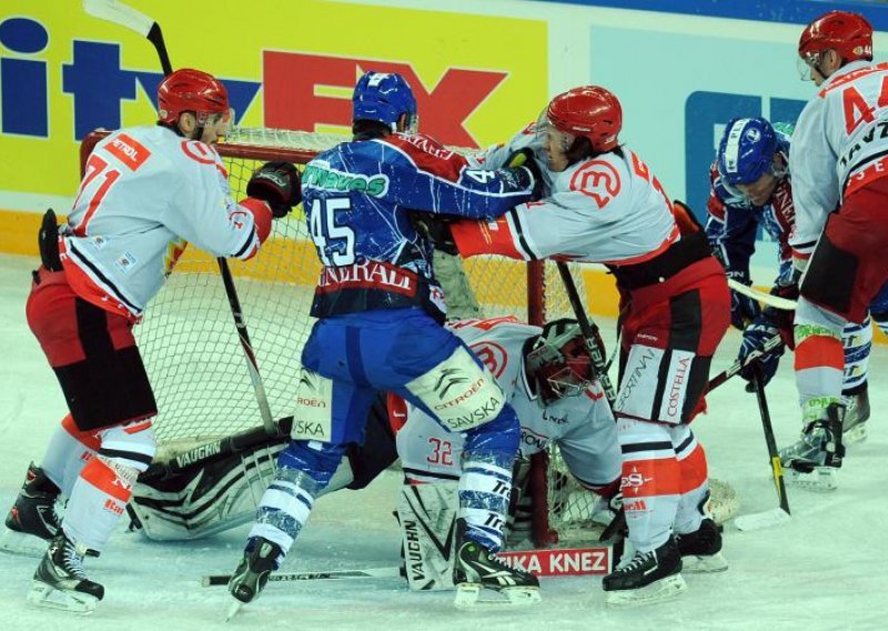 Pred 15.000 navijača 'medvjedi' dobili Jesenice sa 2:0