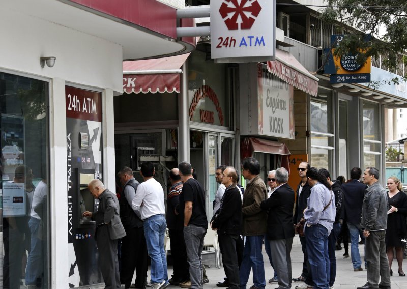 Cipar ograničio podizanje s bankomata na 100 eura dnevno