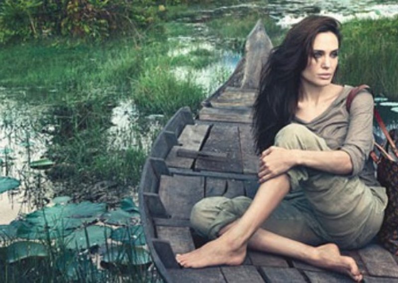 Angelina Jolie bosa u drvenom čamcu s torbicom LV