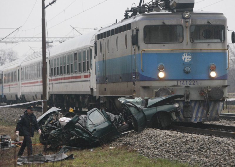 Dvoje poginulih u naletu vlaka na automobil