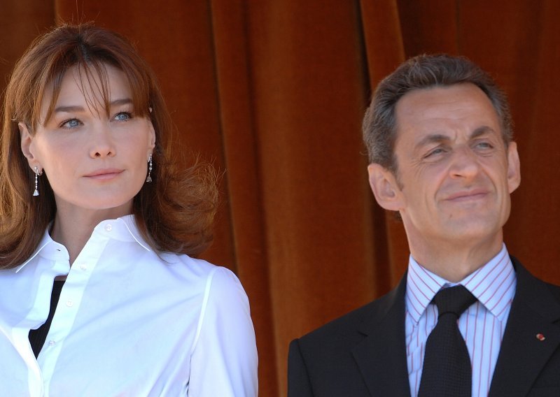 Carla Bruni i Nicolas Sarkozy izmjenjivali nježnosti