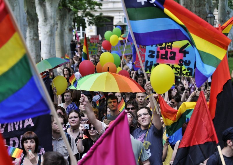 Kultni poljubac usred prosvjeda protiv gay brakova