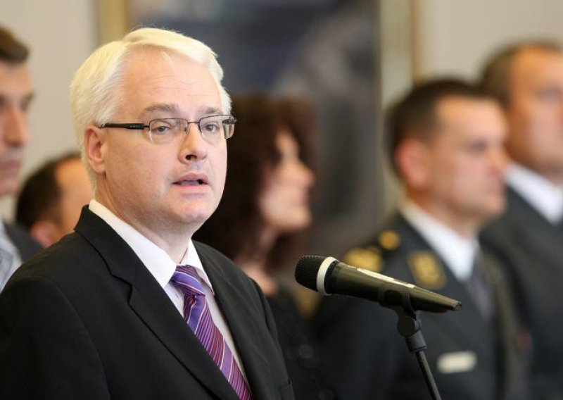 Josipovic urges stopping petty politics on minorities law