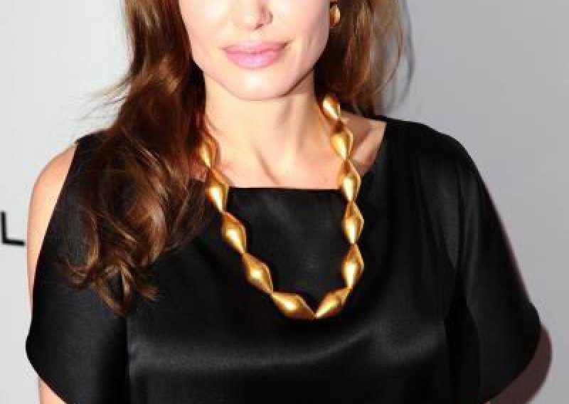 Kako Angelina Jolie spašava smijenjenu novinarku