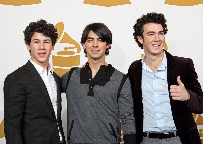 Jonas Brothers luduju za manikurom