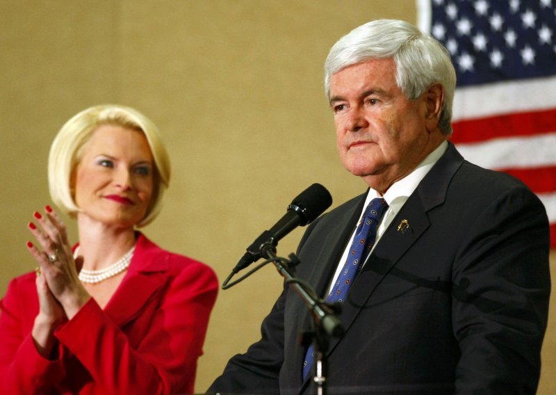Gingrich se povlači i daje podršku Romneyu