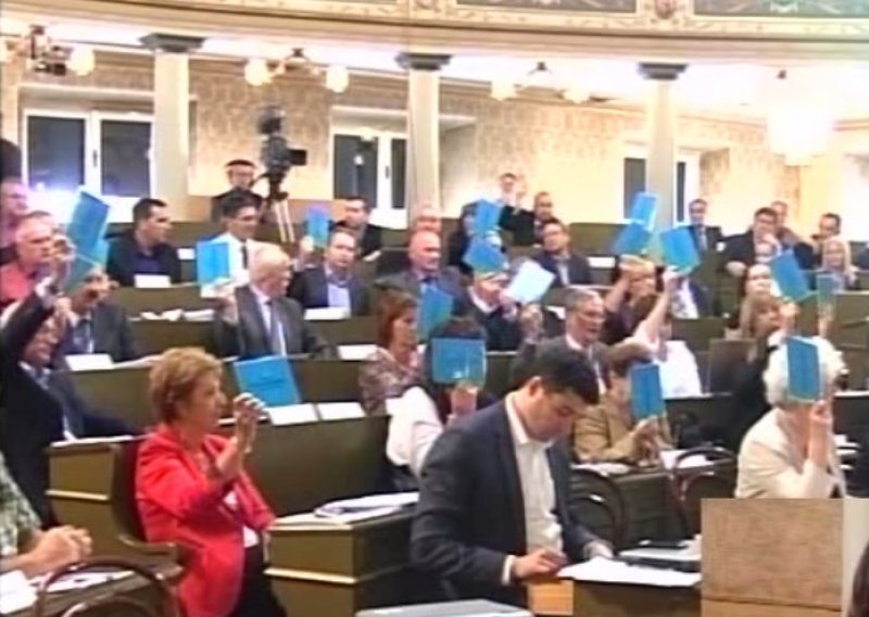 Bernardić tvrdi da je glasovao, ali snimka pokazuje suprotno!