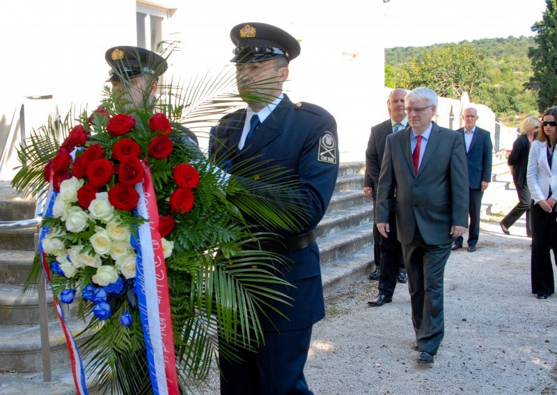 Josipović: Treba oživjeti otoke
