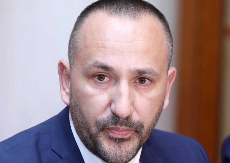 Grmoja branio Mostova ministra od optužbi Hrasta da je privatnoj tvrtki dao milijun kuna