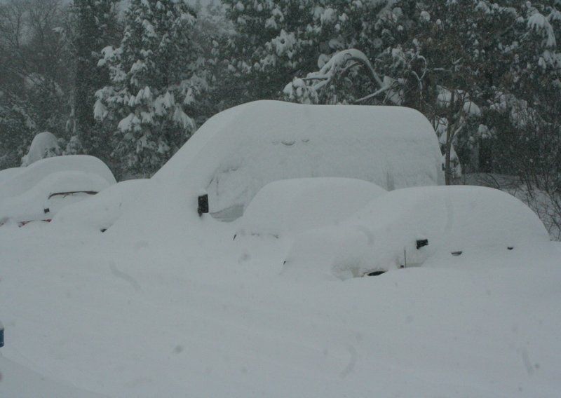 Lika, Ploce without electricity, army poised to help remove snow