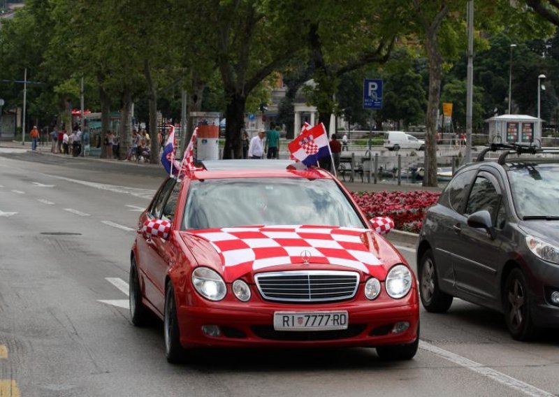 Ususret Euru: Zastavice na autima koštaju vas više od klime