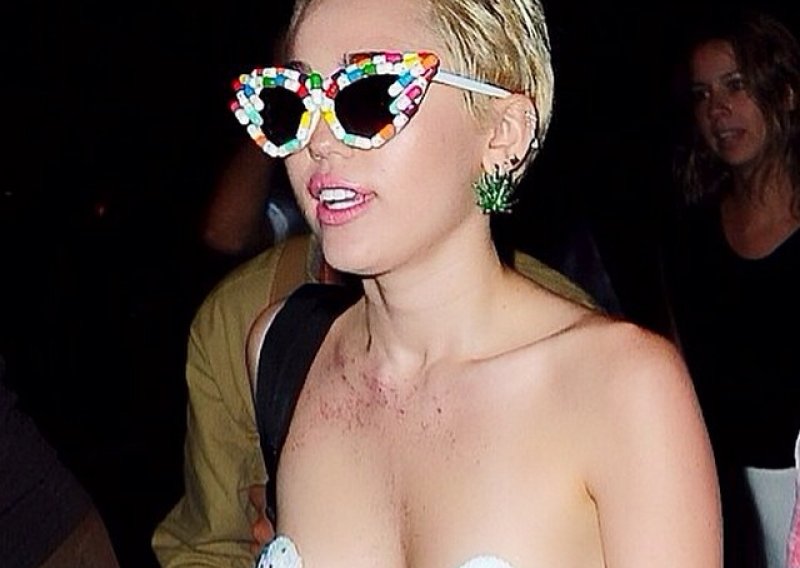 Miley se na zabavi pojavila u - toplesu