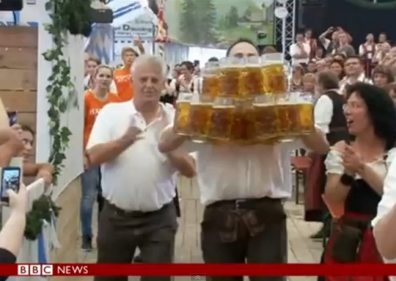Mislite da je nemoguće nositi 27 krigli piva?