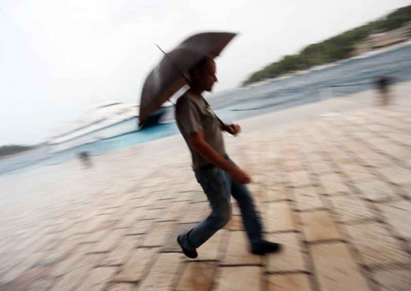 Kišovito i oblačno diljem Hrvatske, vjetar otežava promet