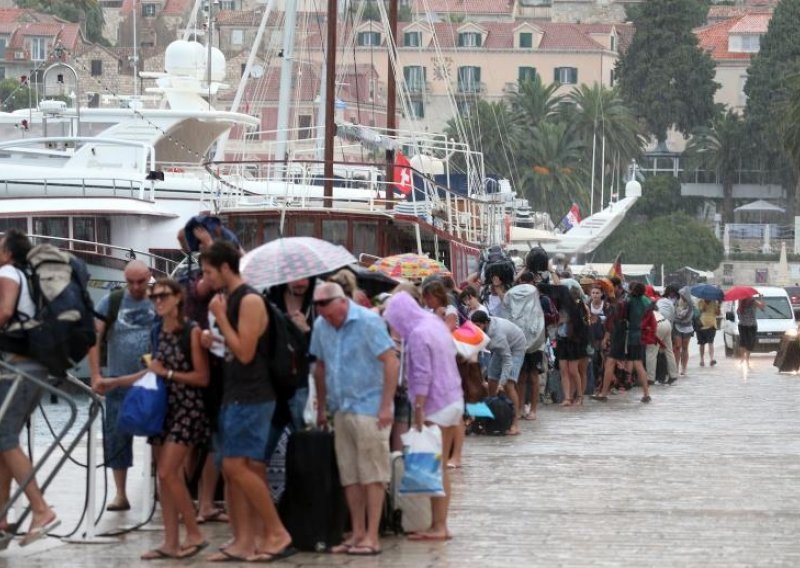Ciklona Simeon izazvala egzodus turista s Hvara