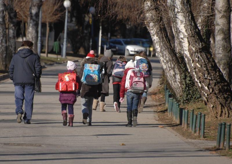 Koliko kilograma školarci nose na leđima?