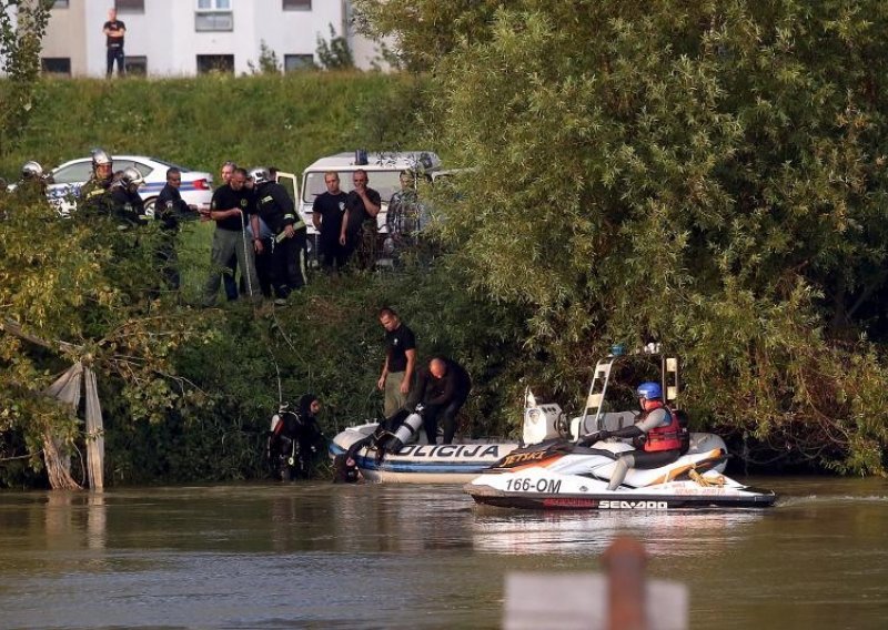 U tijeku izvlačenje olupine vozila iz rijeke Save