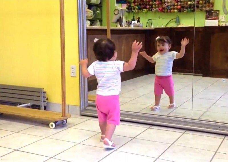 Preslatke reakcije beba na prvi susret s ogledalima