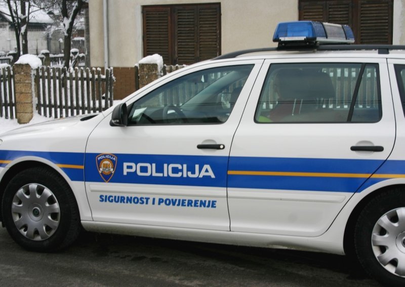 Policajcima prijetio nožem, sjekirom i traktorom