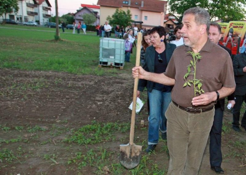 Bandić se hvali da dela, a vrt mu uređuje Zrinjevac