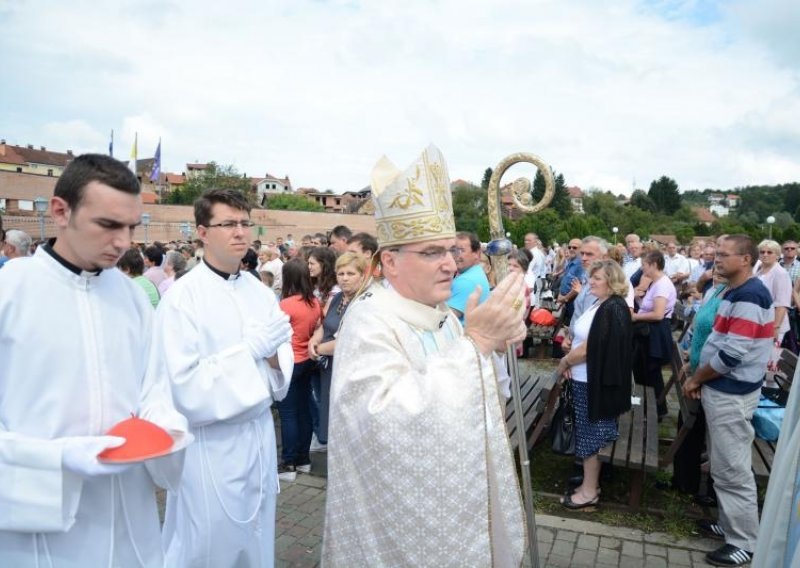 'Uzrokuju sukobe, a zatim se igraju vatrogasaca'