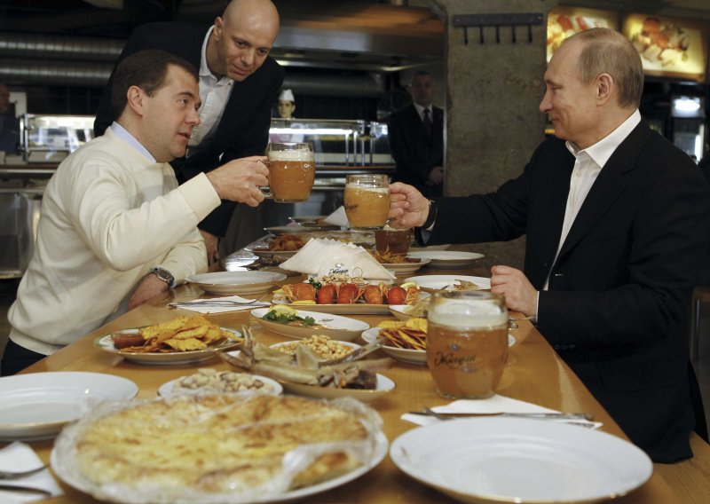 Medvedev na Twitteru: Sramim se i dajem ostavku