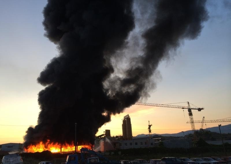 Skladište izgorjelo, požar u Splitu pod kontrolom