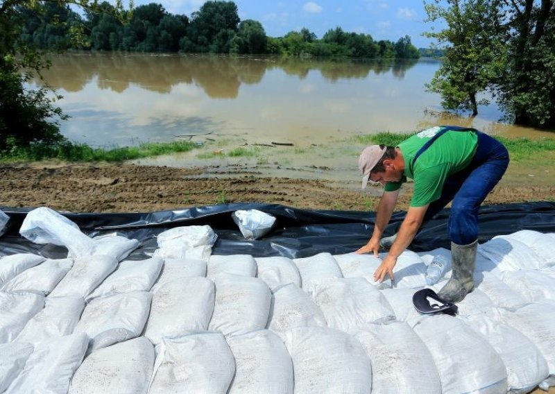 Sava opet prijeti: Zečji nasipi u Rajevom Selu