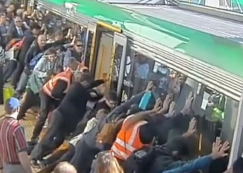 Čovjeku zapela noga; putnici podigli vlak!