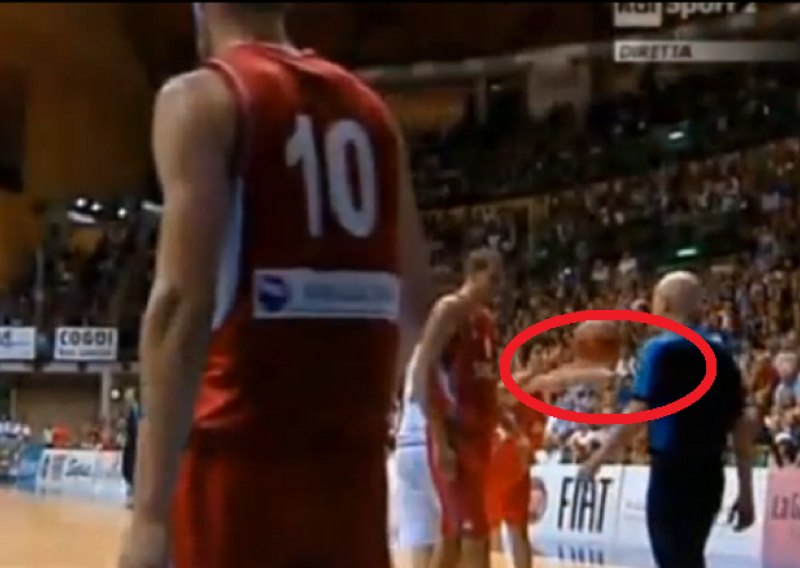 Srpski reprezentativac podivljao pa suca pogodio u glavu!