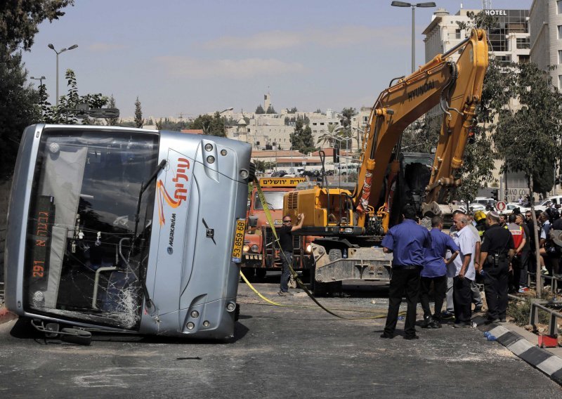 Palestinac bagerom prevrnuo autobus u Jeruzalemu