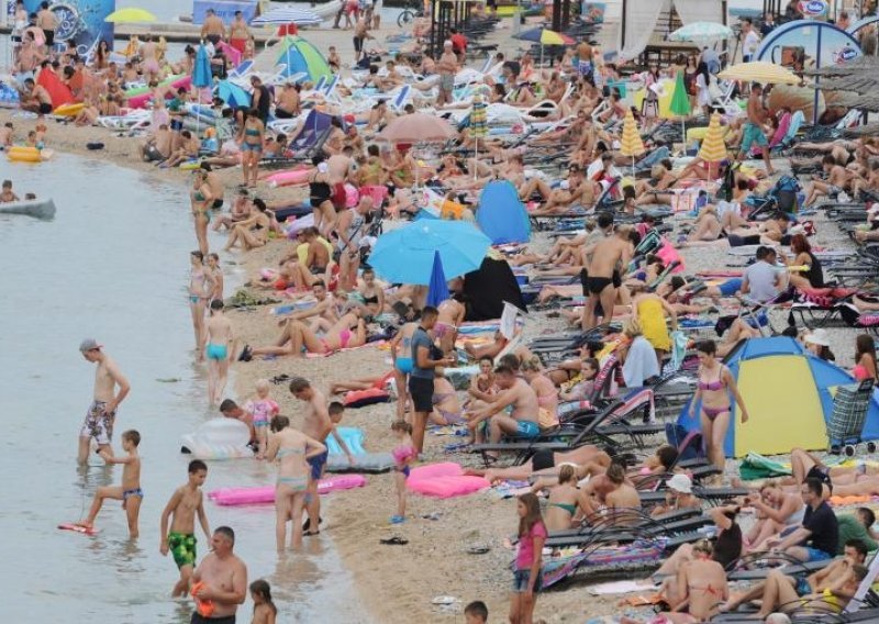 Na Jadranu 1,1 milijun turista; čeka se satima na granici