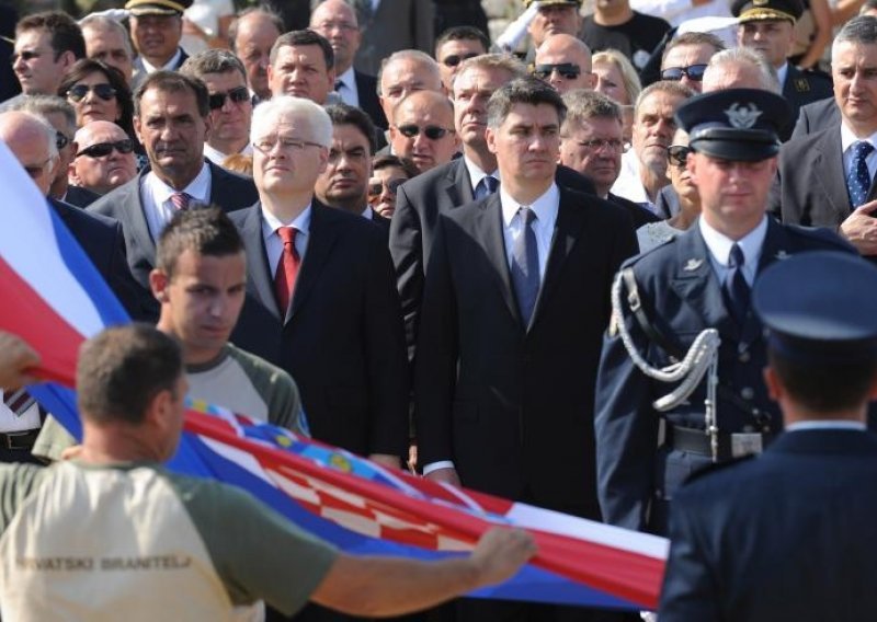 Josipović: Budimo ponosni i izvjesimo zastave!