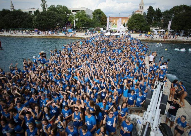 Atrakcija u Zadru: Tisuće ljudi skočilo u more