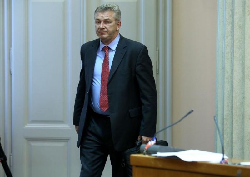 Ostojiću zatajili bubrezi i jetra?