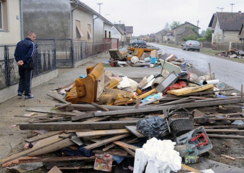 Na poplavljenim područjima prikupljeno 70.000 m3 otpada