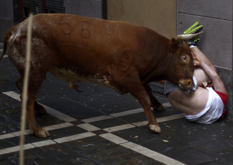 Bik u Pamploni nabo dvojicu trkača