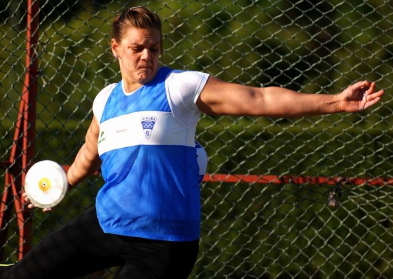 Sandra Perkovic defends gold in women's discus throw